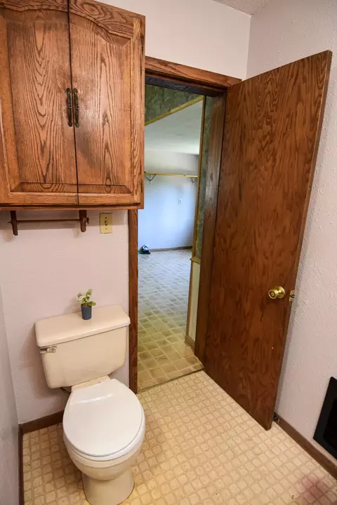 Bath - 237 E Nelson Ave, Warren, MN 56762 photo 2 of 4