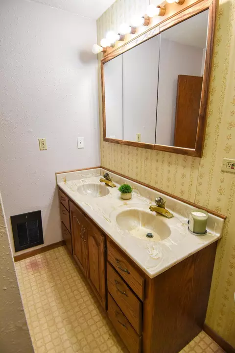 Bath - 237 E Nelson Ave, Warren, MN 56762 photo 3 of 4