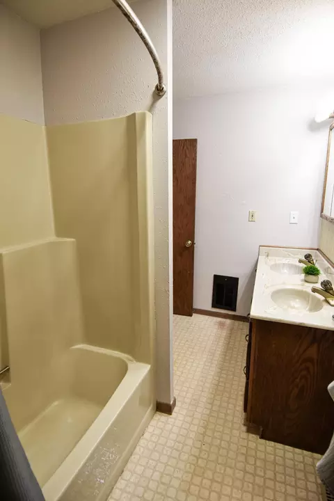 Bath - 237 E Nelson Ave, Warren, MN 56762 photo 1 of 4