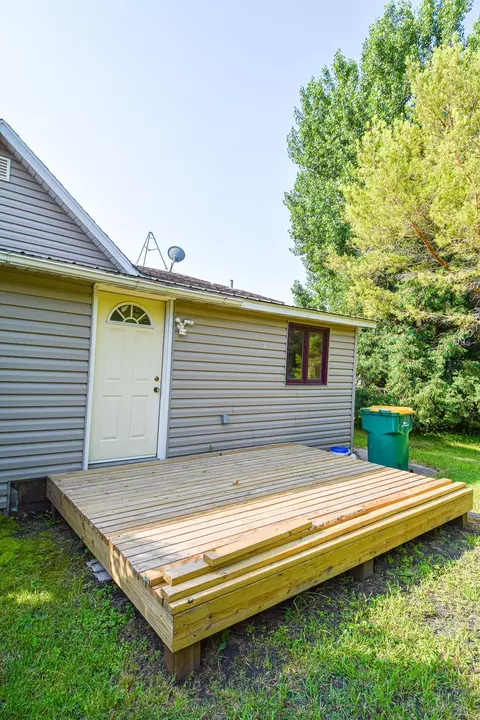 Exterior - 237 E Nelson Ave, Warren, MN 56762 photo 5 of 8
