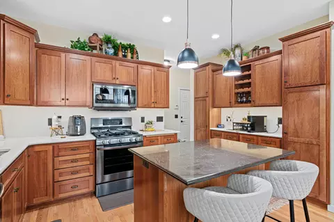 2710 Red Splendor Cir E, Maplewood, MN 55119