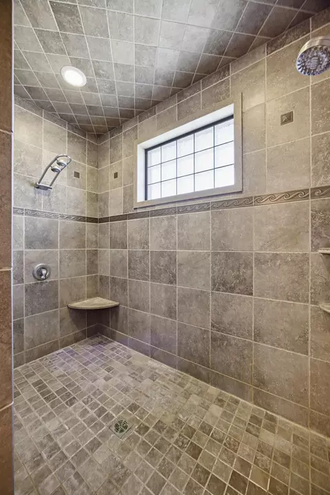 Bath - 7019 Maple Ln, Horace, ND 58047 photo 4 of 5