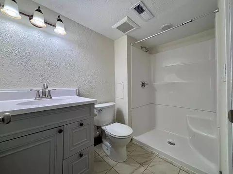 Bath - 519 E 9th St, Morris, MN 56267 photo 2 of 3