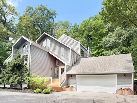 13900 Hill Ridge Dr, Hopkins, MN 55305