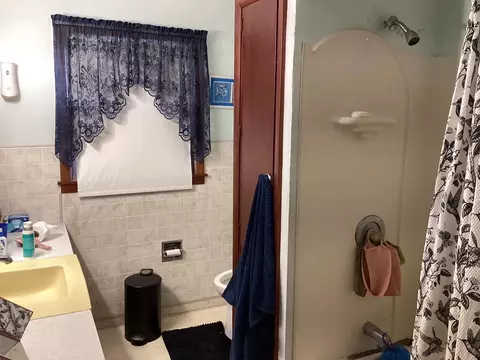 Bath - 413 Hawthorne St E, Albert Lea, MN 56007 photo 1 of 2