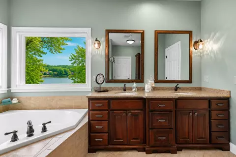 Bath - 3396 Kings Point Rd, Excelsior, MN 55331 photo 1 of 8