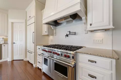Kitchen - 3396 Kings Point Rd, Excelsior, MN 55331 photo 3 of 6