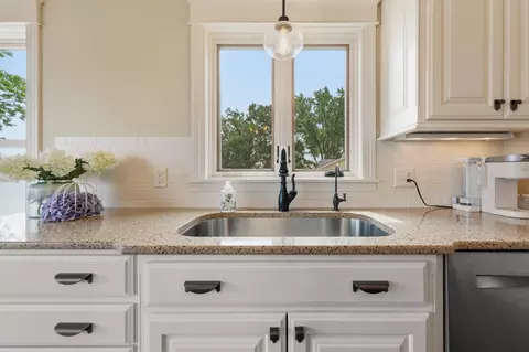 Kitchen - 3396 Kings Point Rd, Excelsior, MN 55331 photo 5 of 6