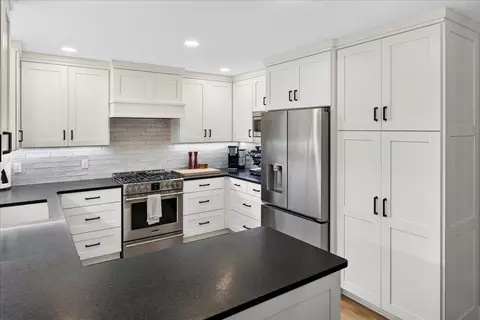Kitchen - 5336 Oxbow Pl, Champlin, MN 55316 photo 3 of 7