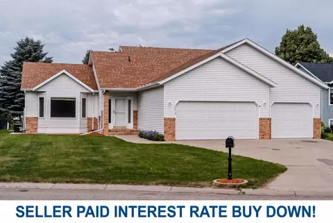 3317 Westmoor Dr, Moorhead, MN 56560