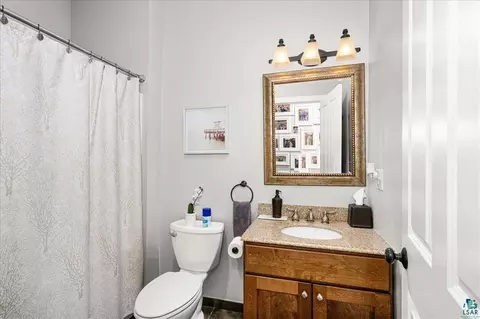 Bath - 3984 Willow Pl, Duluth, MN 55811 photo 3 of 4