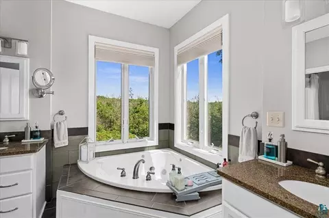 Bath - 3984 Willow Pl, Duluth, MN 55811 photo 2 of 4