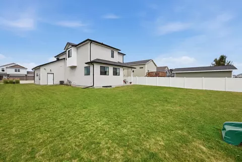 Exterior - 504 6th St E, Horace, ND 58047 photo 6 of 11