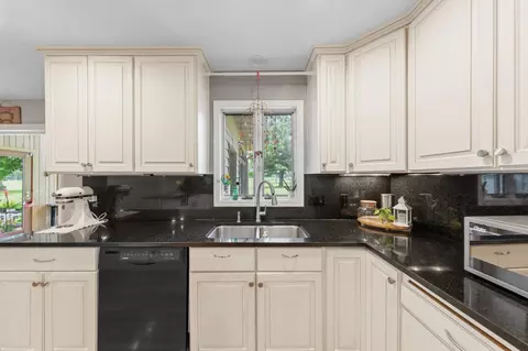 Kitchen - 6 Greenhaven Bay Bay, Faribault, MN 55021 photo 4 of 5