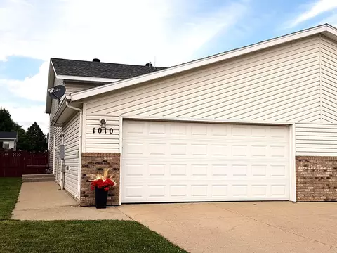 1010 Oak Pl, West Fargo, ND 58078
