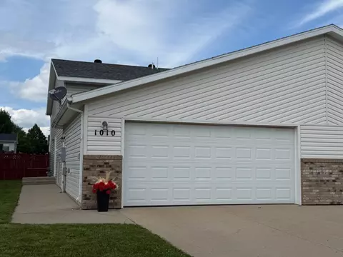 1010 Oak Pl, West Fargo, ND 58078