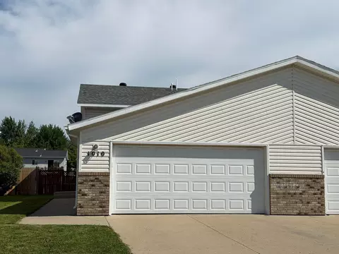 1010 Oak Pl, West Fargo, ND 58078