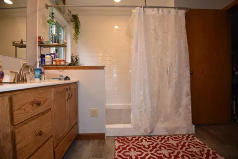 Bath - 13591 230th St, Milaca, MN 56353 photo 4 of 6