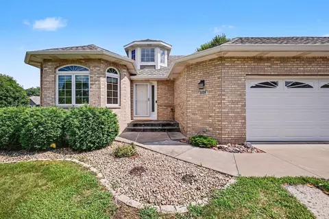 3028 Highpointe Curv, Roseville, MN 55113