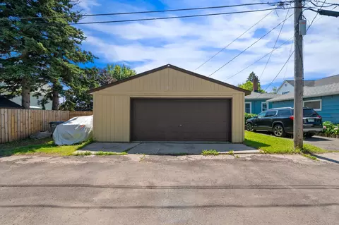 Exterior - 3209 Chestnut St, Duluth, MN 55806 photo 5 of 7