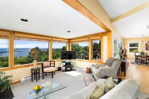 Living - 615 W 6th St, Duluth, MN 55806 photo 4 of 6