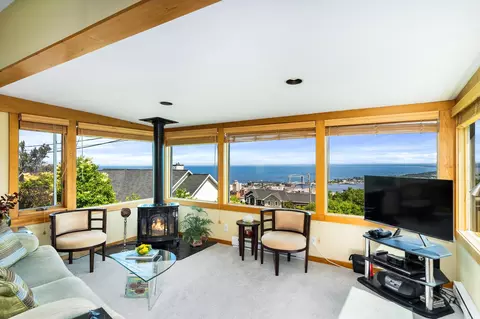 Living - 615 W 6th St, Duluth, MN 55806 photo 1 of 6