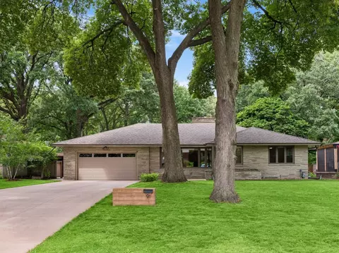 91 Mid Oaks Ln, Roseville, MN 55113