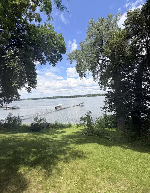 168 Peninsula Rd, Medicine Lake, MN 55441