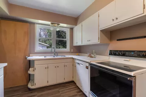 Kitchen - 4527 Dodge St, Duluth, MN 55804 photo 2 of 2