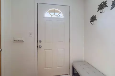 Entry Way - 4527 Dodge St, Duluth, MN 55804 photo 6 of 6