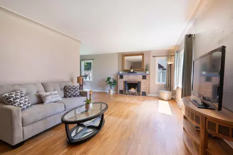 Living - 4527 Dodge St, Duluth, MN 55804 photo 1 of 4