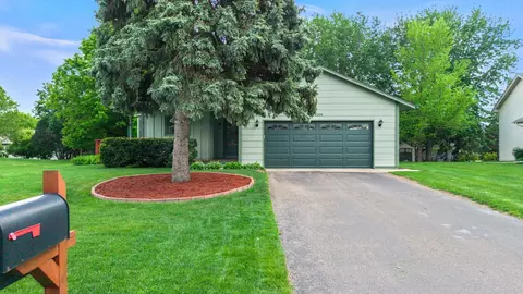 1009 Gramsey Pl, Burnsville, MN 55306