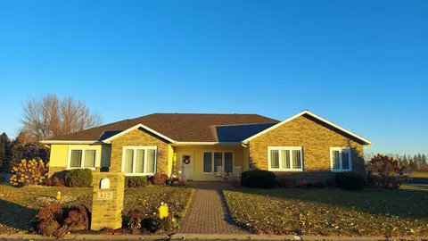 412 5th Ave SE, Hillsboro, ND 58045