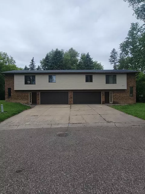 2420-2422 Brenner Ct, Roseville, MN 55113
