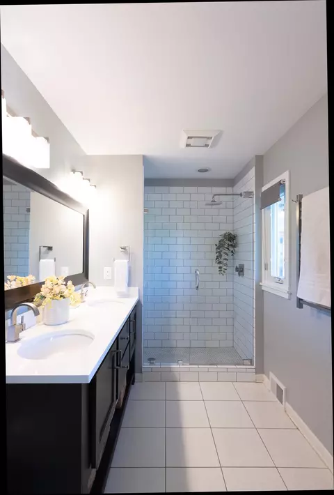 Bath - 29 Orme Ct, Saint Paul, MN 55116 photo 2 of 3