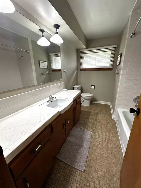 Bath - 1002 Poplar Ave, Marshall, MN 56258 photo 1 of 2