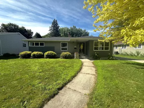 Exterior - 1002 Poplar Ave, Marshall, MN 56258 photo 2 of 5