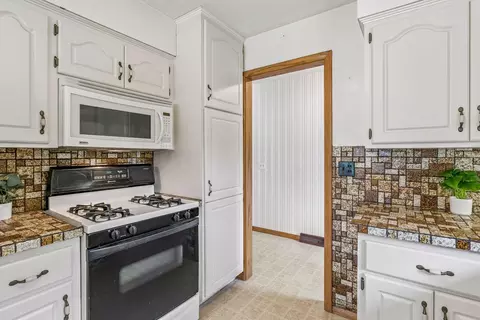 Kitchen - 609 Mill St, Excelsior, MN 55331 photo 4 of 5
