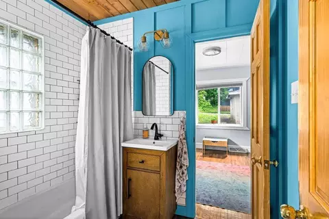 Bath - 3331 Vernon St, Duluth, MN 55806 photo 1 of 1