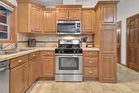 Kitchen - 5042 White Gables Rd, Brainerd, MN 56401 photo 4 of 5
