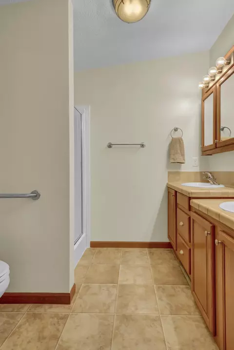Bath - 5042 White Gables Rd, Brainerd, MN 56401 photo 5 of 6