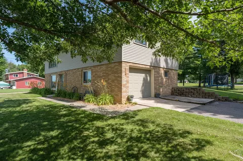 Exterior - 712 Pine St, Nicollet, MN 56074 photo 5 of 13