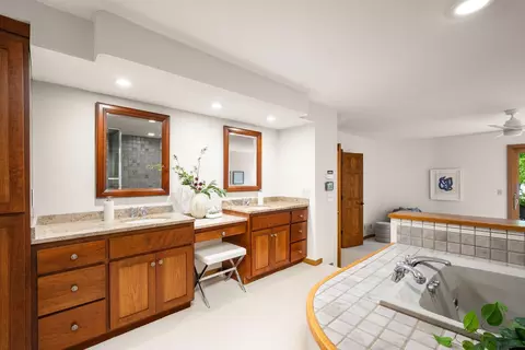 Bath - 6658 Smithtown Rd, Excelsior, MN 55331 photo 2 of 3