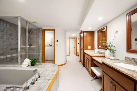 Bath - 6658 Smithtown Rd, Excelsior, MN 55331 photo 1 of 3
