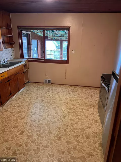 Kitchen - 1111 E Camp St, Ely, MN 55731 photo 7 of 9