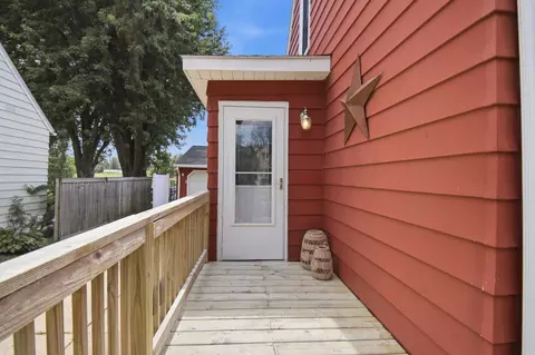 Exterior - 904 14th Ave SE, Austin, MN 55912 photo 4 of 10