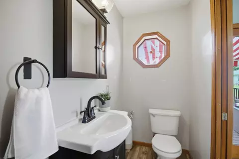 Bath - 904 14th Ave SE, Austin, MN 55912 photo 4 of 4