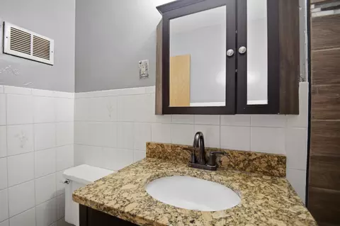 Bath - 904 14th Ave SE, Austin, MN 55912 photo 2 of 4