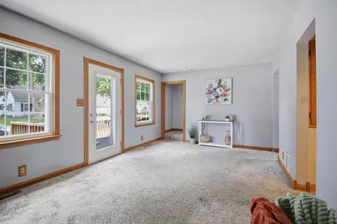 Living - 904 14th Ave SE, Austin, MN 55912 photo 2 of 4