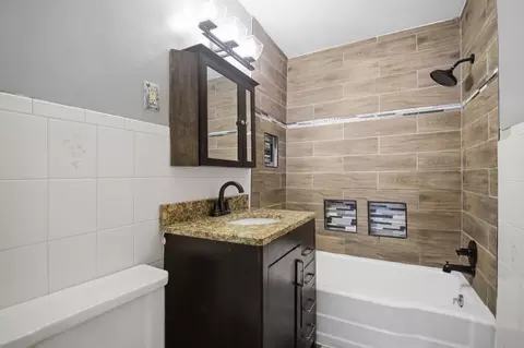 Bath - 904 14th Ave SE, Austin, MN 55912 photo 1 of 4